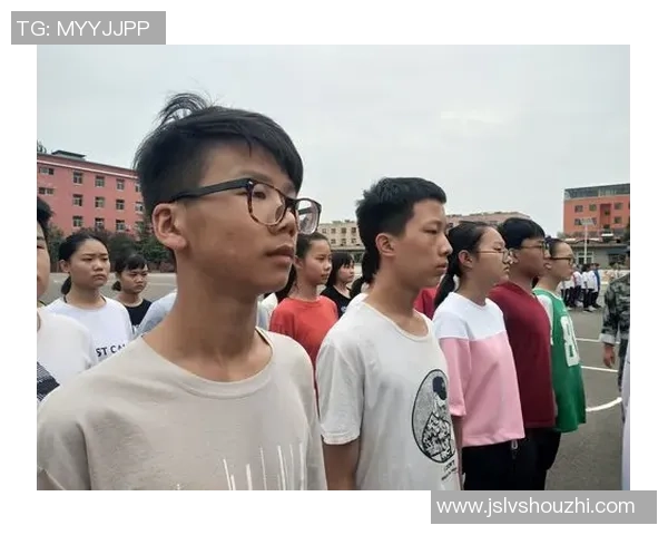 发箍足球球星如何引领球场风潮突破自我极限并创造辉煌战绩