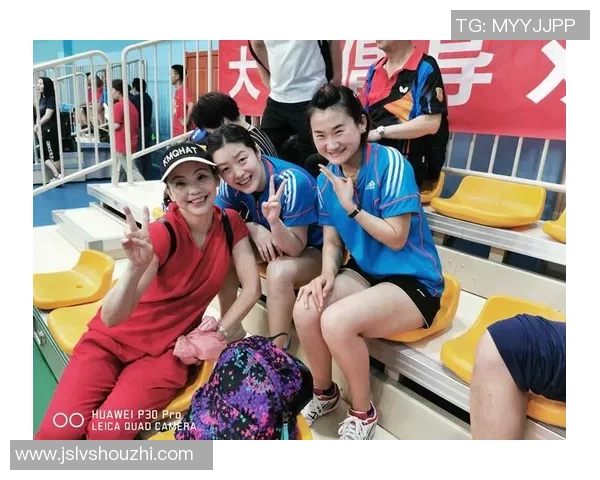 女主播热聊当红足球球星揭秘赛场风采与生活点滴