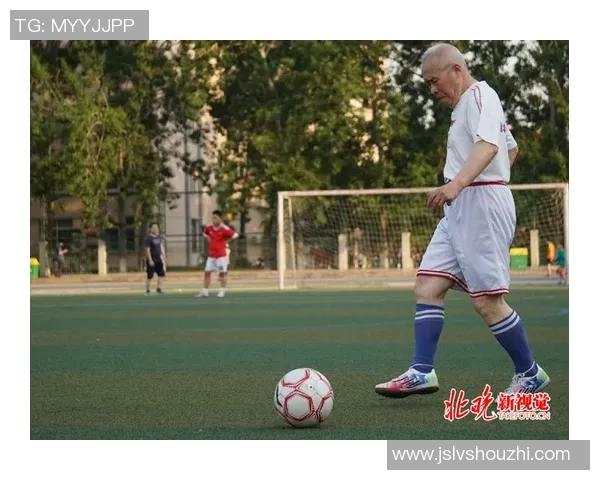 球星化身老大爷踢足球上演惊人技艺 让人捧腹大笑