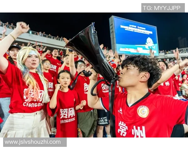 球迷偶遇足球巨星瞬间现场反应揭秘 与球星亲密接触的真实感受